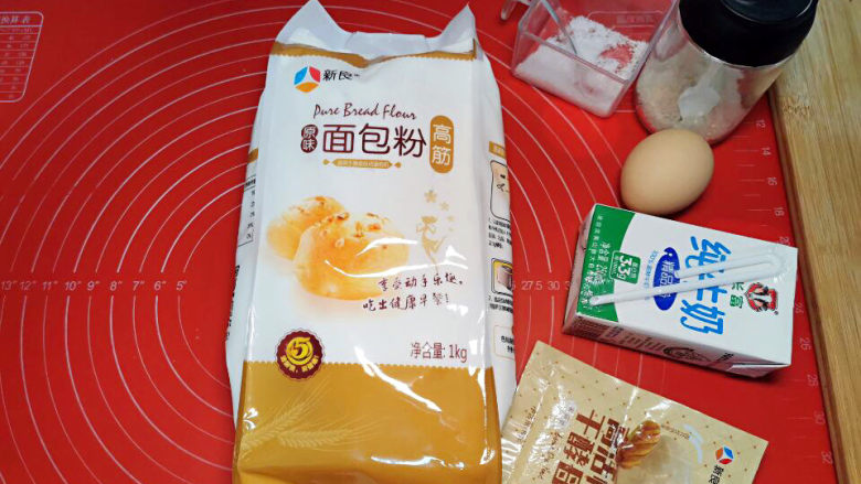 青酱流心面包,面包食材