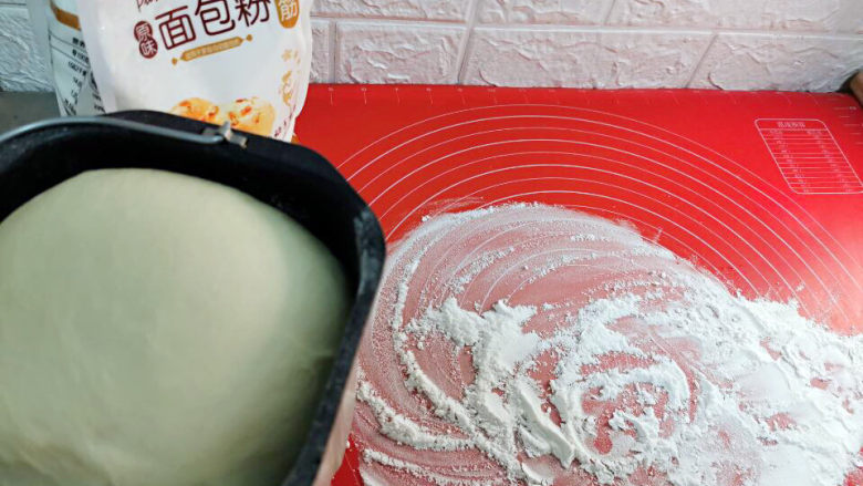 青酱流心面包,揉发好的面团