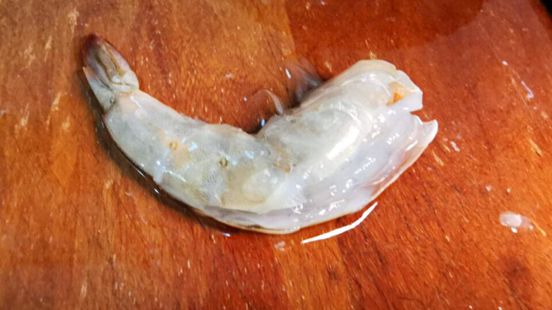 鸡尾虾煲,虾剥开虾头,虾肉开背,去沙肠