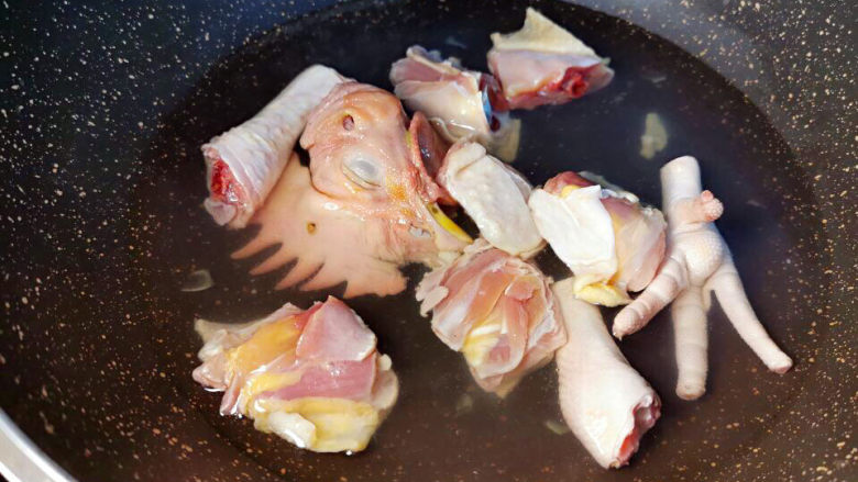 鸡尾虾煲,鸡肉剁小块,下水汆烫一下