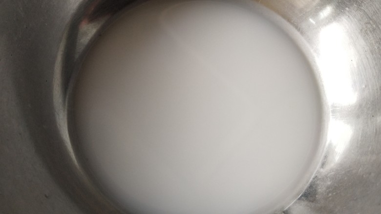 小炒毛豆,在碗里放少许淀粉,加点水,调成水淀粉