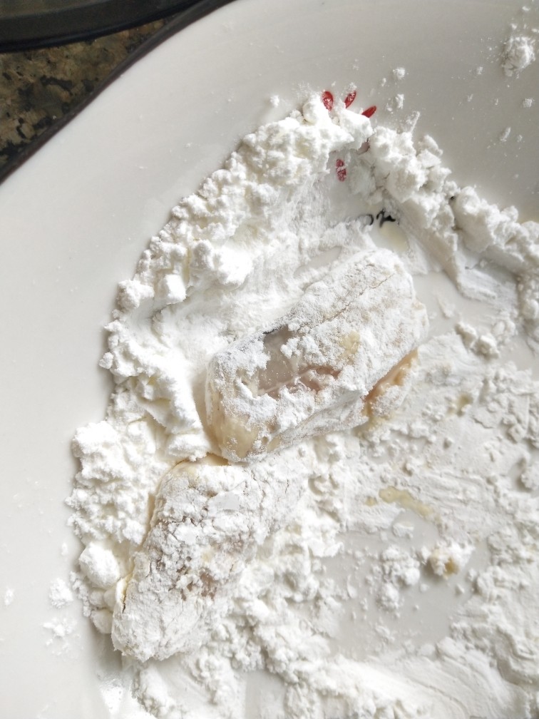 香炸水鱼,把腌制好的水鱼放入生粉中,都裹上生粉