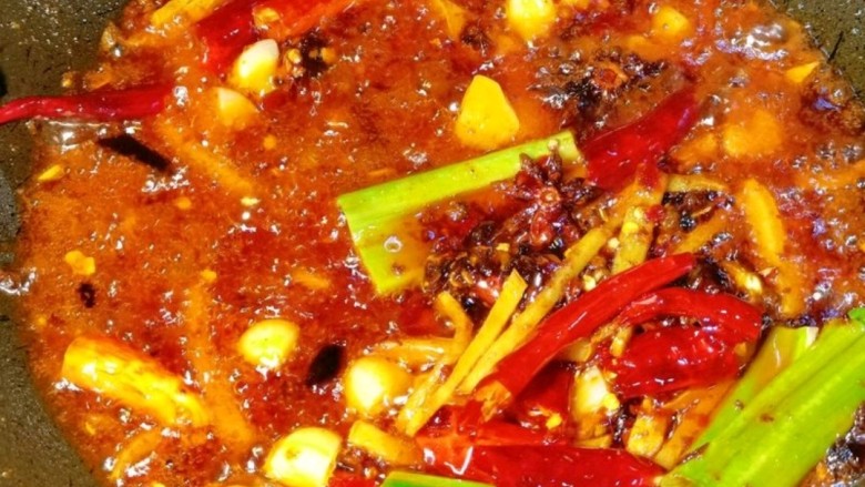馋嘴牛蛙,油热下入<a style='color:red;display:inline-block;' href='/shicai/ 705'>豆瓣酱</a>,炒香后加入葱姜蒜、放入火锅底料,火锅底料融化后放入辣椒花椒八角,