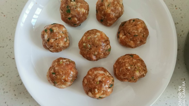 鹌鹑蛋蒸肉末,手上抹油取适量的肉馅,揉成小球放入盘中