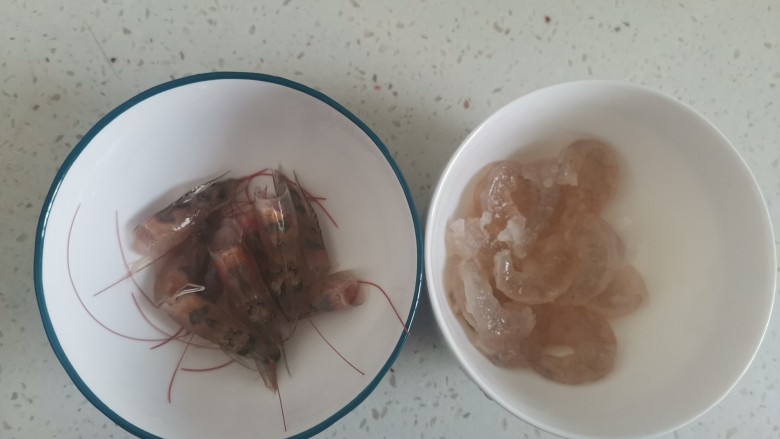 玉米虾仁蛋炒饭,虾洗干净,剥去虾皮,留下虾头,虾肉在背部开一刀