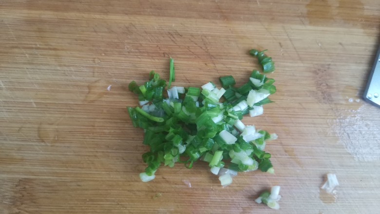 玉米虾仁蛋炒饭,葱洗干净,切成葱花