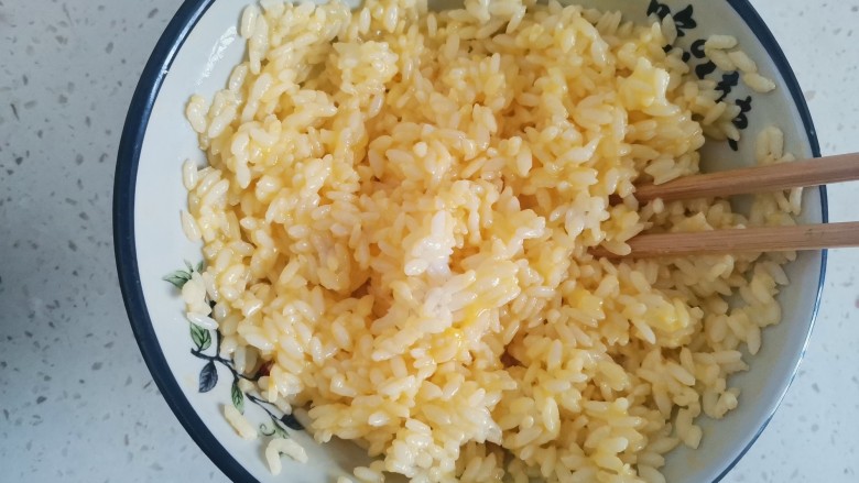玉米虾仁蛋炒饭,搅拌均匀,使米饭全部粘上蛋液,浸泡一会儿