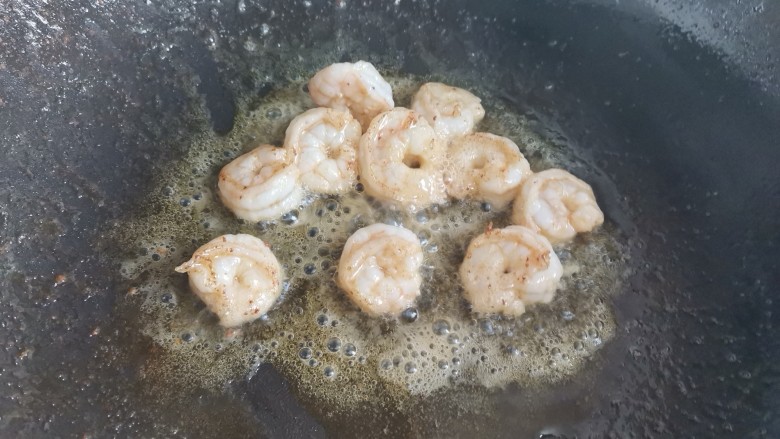 玉米虾仁蛋炒饭,加入入虾仁翻炒至变色,盛出备用