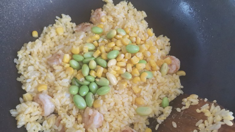 玉米虾仁蛋炒饭,加入青豆,玉米粒,虾仁翻炒均匀