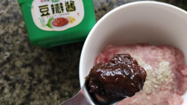 鹌鹑蛋蒸肉末,一中勺豆瓣酱