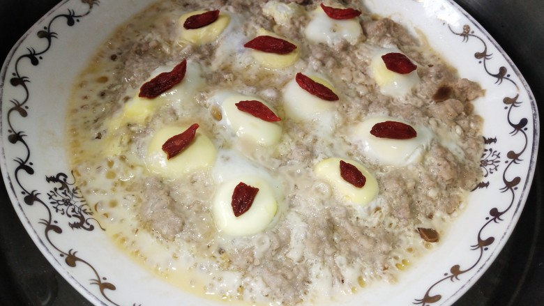 鹌鹑蛋蒸肉末,蒸好后在鹌鹑蛋上放上一粒粒<a style='color:red;display:inline-block;' href='/shicai/ 673'>枸杞</a>,养眼也养颜