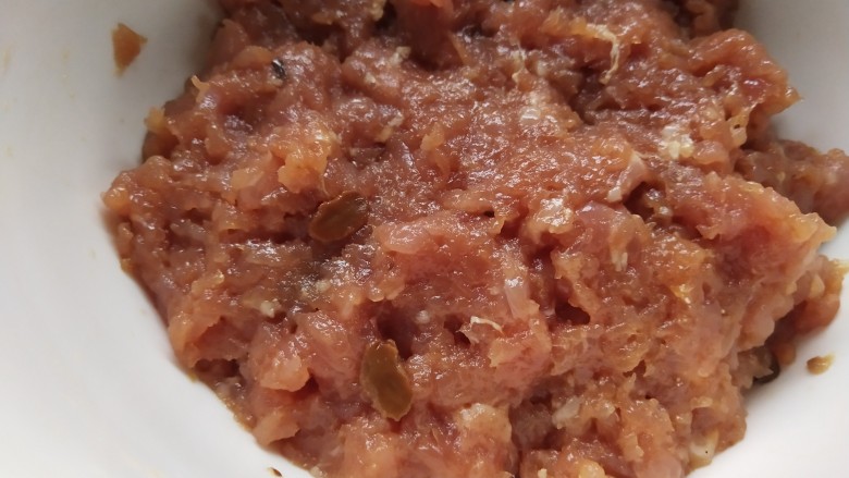 鹌鹑蛋蒸肉末,朝一个方向搅拌,拌至发粘,粘手不易掉,大约2-3分钟左右
