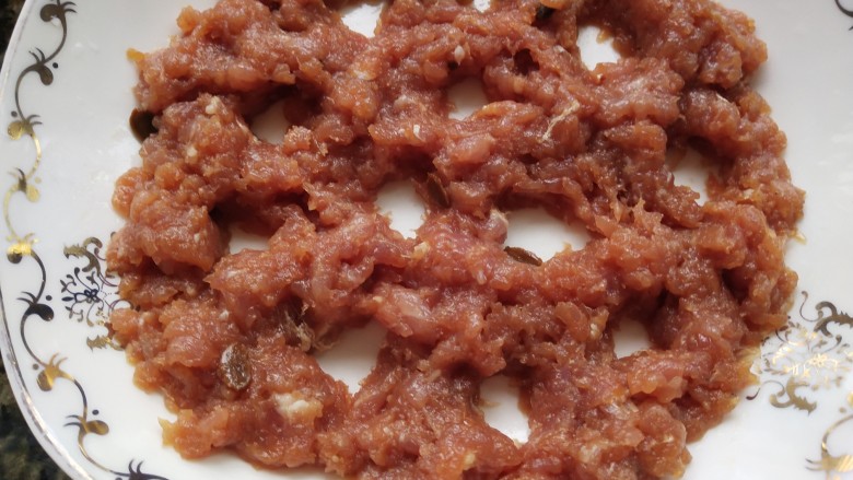 鹌鹑蛋蒸肉末,把拌匀的肉馅放盘里,中间挖出一个个小口子,正好磕入鹌鹑蛋