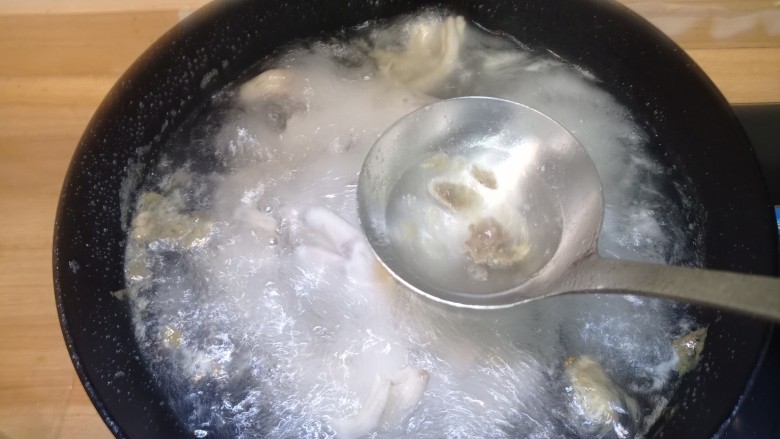 干锅鸭掌,水开后撇去浮沫,大火煮30分钟左右