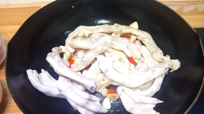 干锅鸭掌,放入鸭掌,翻炒