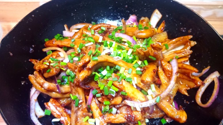 干锅鸭掌,最后,放入少许盐鸡精调味,撒上葱花即可