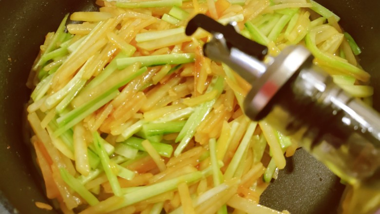 黄瓜炒土豆丝,淋入<a style='color:red;display:inline-block;' href='/shicai/ 3738'>芝麻油</a>增香,快速翻拌出锅。