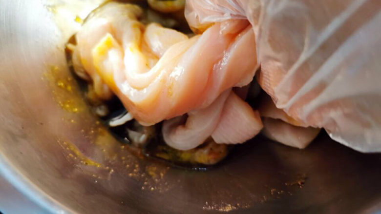 柠檬鸡柳,腌料拌匀,加入鸡柳,充分抓入味