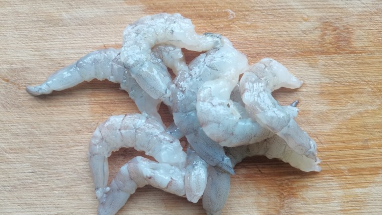 玉米虾仁蛋炒饭,鲜虾剥虾仁,背面划开