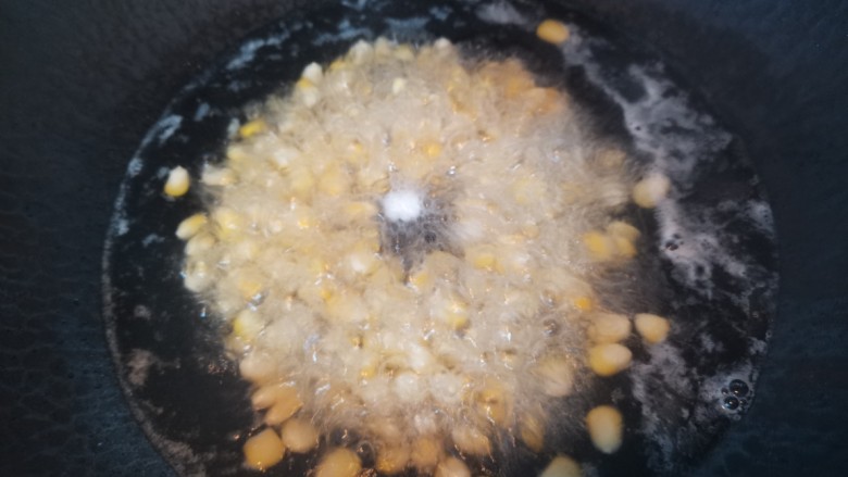玉米虾仁蛋炒饭,锅里水烧开加入少盐,几滴油放入玉米粒焯水2分钟捞出