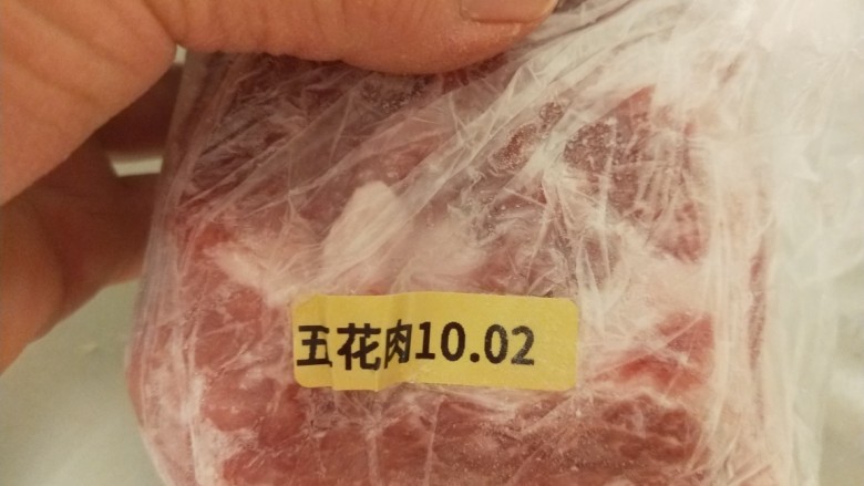 芋头蒸五花肉,五花肉提前解冻。