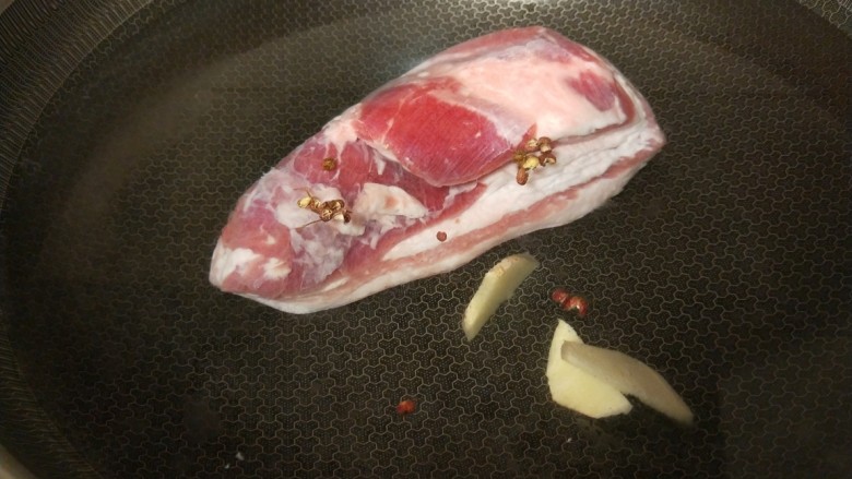 芋头蒸五花肉,冷水下锅,加入<a style='color:red;display:inline-block;' href='/shicai/ 37'>姜</a>片,花椒,料酒。