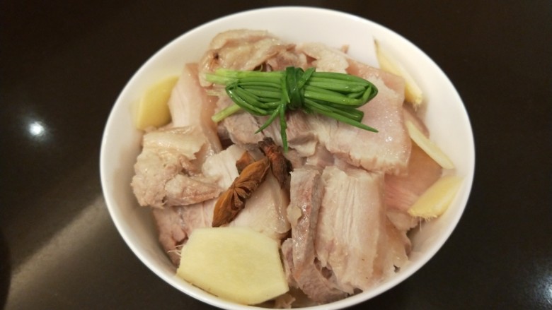 芋头蒸五花肉,加入八角,姜片,香葱打成捆放入碗中。