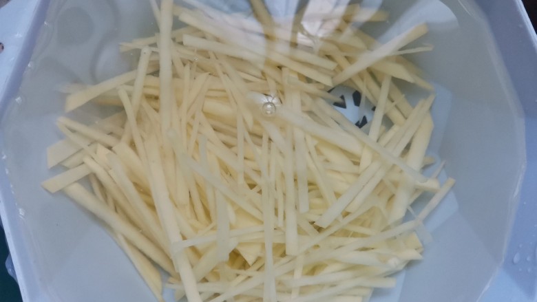 黄瓜炒土豆丝,清洗干净淀粉水,浸泡在水里