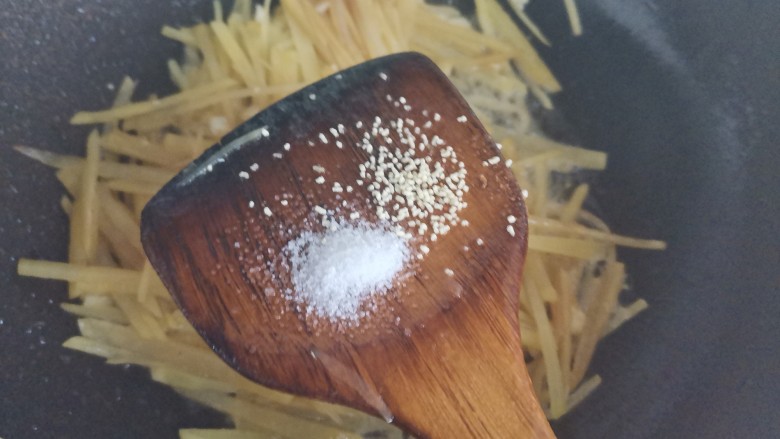 黄瓜炒土豆丝,加入适量的盐,<a style='color:red;display:inline-block;' href='/shicai/ 756'>鸡精</a>翻炒均匀