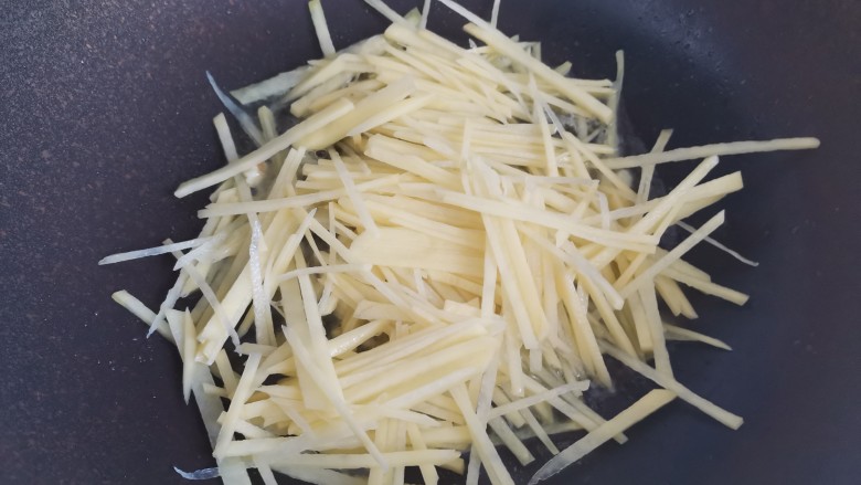 黄瓜炒土豆丝,下入土豆丝,翻炒几下