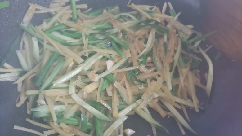 黄瓜炒土豆丝,再加入黄瓜,韭菜翻炒均匀即可出锅