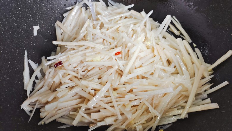 炒藕丝,加入藕丝,翻炒一分钟左右