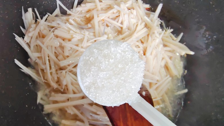 炒藕丝,加一勺细砂糖,翻炒均匀
