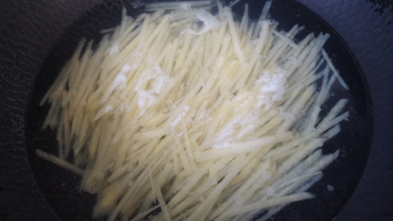 黄瓜炒土豆丝,锅里水烧开加入盐,油放入土豆丝焯水两分钟