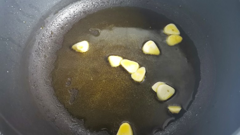 荷兰豆炒火腿,热锅热油,倒入大蒜爆香