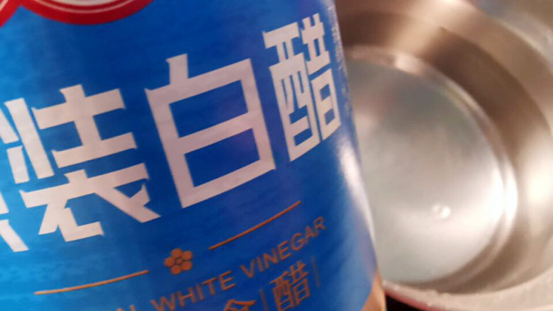 炒藕丝,水中加白醋,千万别拿有颜色的醋,会被染色