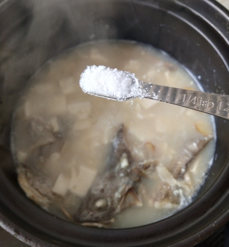 鱼头炖汤,出锅前加入2小勺盐调味,一中勺六月鲜轻盐原汁酱油