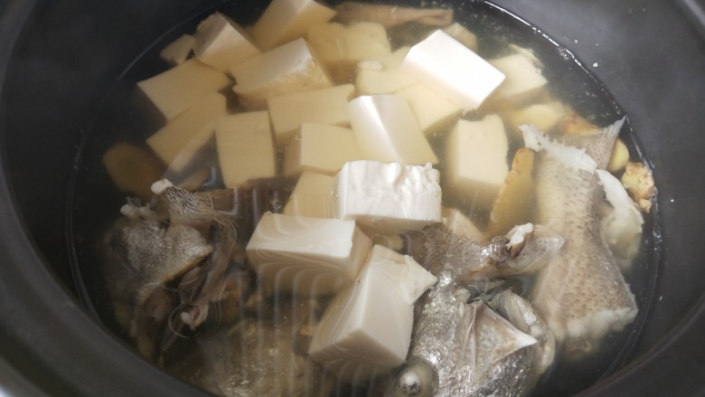 鱼头炖汤,再加入豆腐,小火炖10分钟