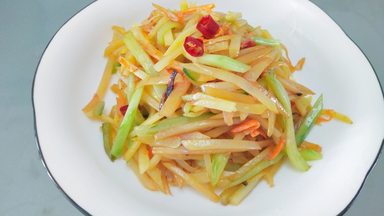 黄瓜炒土豆丝,出锅了,是不是看上去色香味俱全,诱人不?