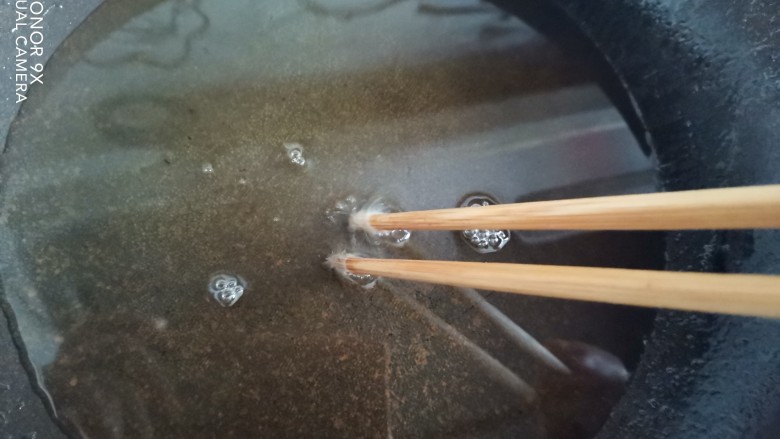 柠檬鸡柳,锅里烧油油温六成热,筷子放进去有小泡泡冒出即可