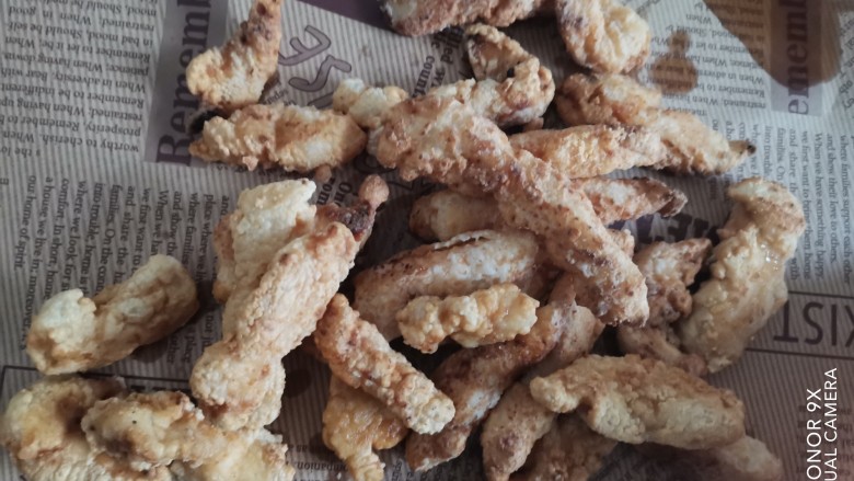 柠檬鸡柳,炸至表面金黄酥脆,捞出控油