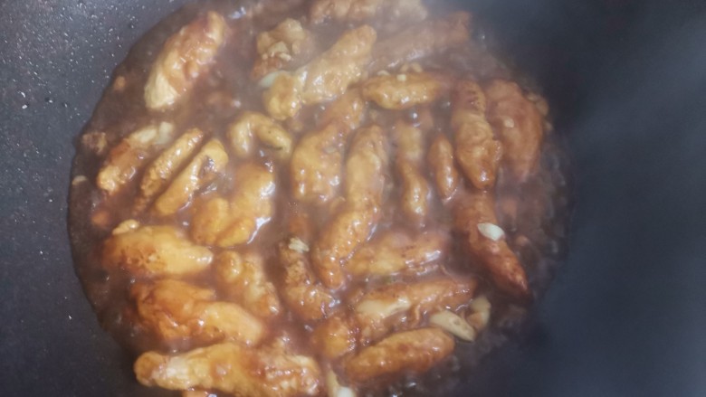 柠檬鸡柳,翻炒均匀,小火煮半分钟