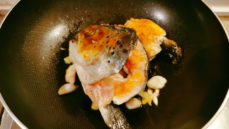 鱼头炖汤,另起油锅,放入一汤匙食用油,爆香<a style='color:red;display:inline-block;' href='/shicai/ 695'>八角</a>、葱姜,放入煎好的鱼头。