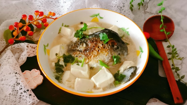 鱼头炖汤,好鲜美的鱼头炖汤,趁热食用。