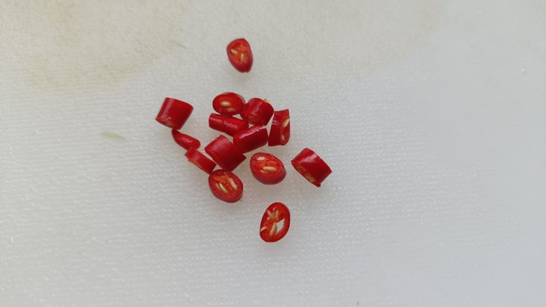 炒藕丝,小米椒切成圈,能吃辣的可以多放;