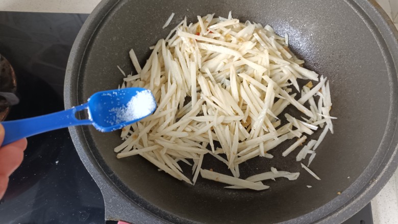 炒藕丝,加适量白糖;