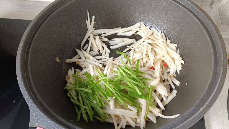 炒藕丝,加入青椒翻炒40秒就可以出锅了;