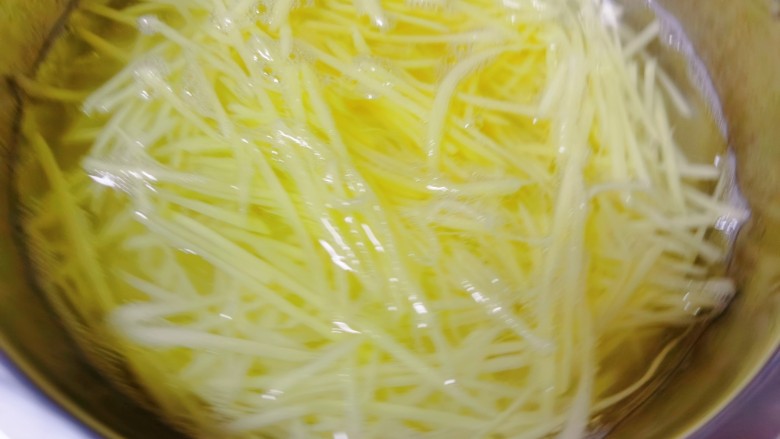 黄瓜炒土豆丝,土豆用擦丝器擦成丝,泡在盐水中以免氧化