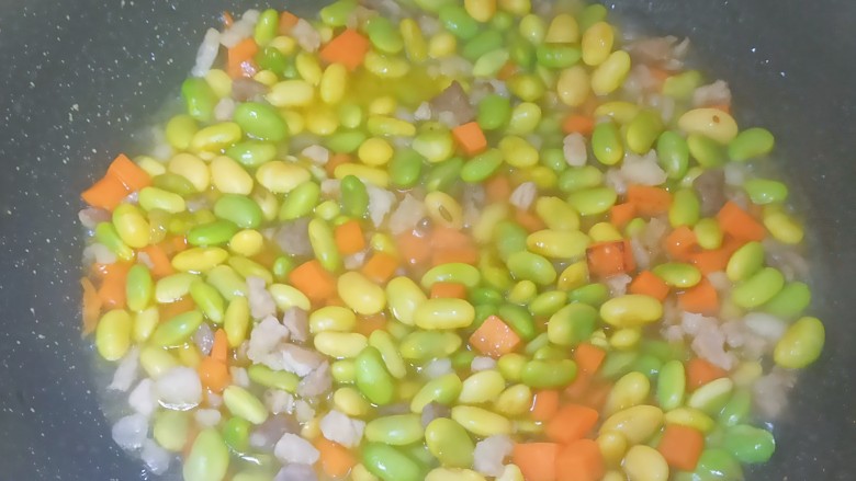 小炒毛豆,再加入没过食材的清水,盖上锅盖焖烧5分钟