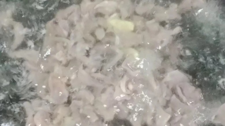 酸豆角炒鸭肾,大火绰水,捞出沥干水分